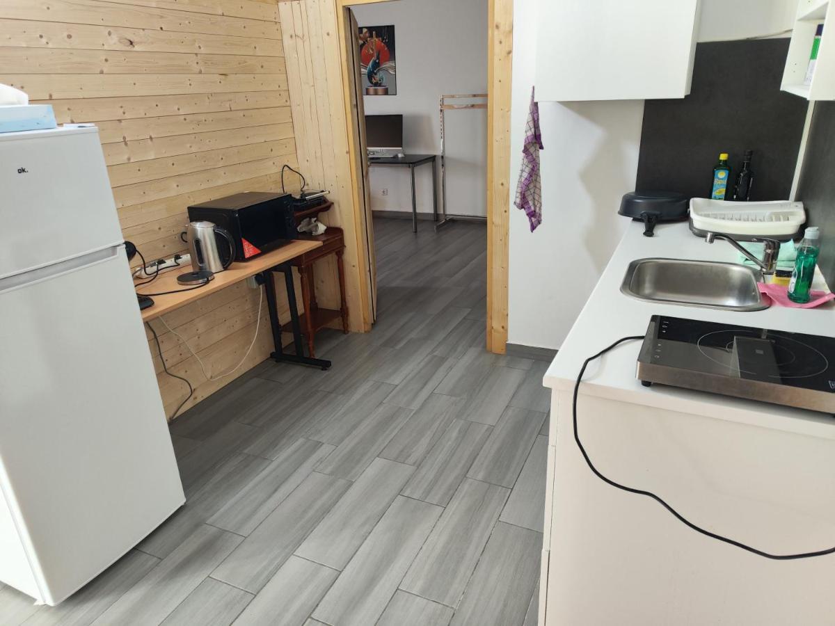 Erdgeschoss Wohnung Nahe Flughafen Viena Exterior foto