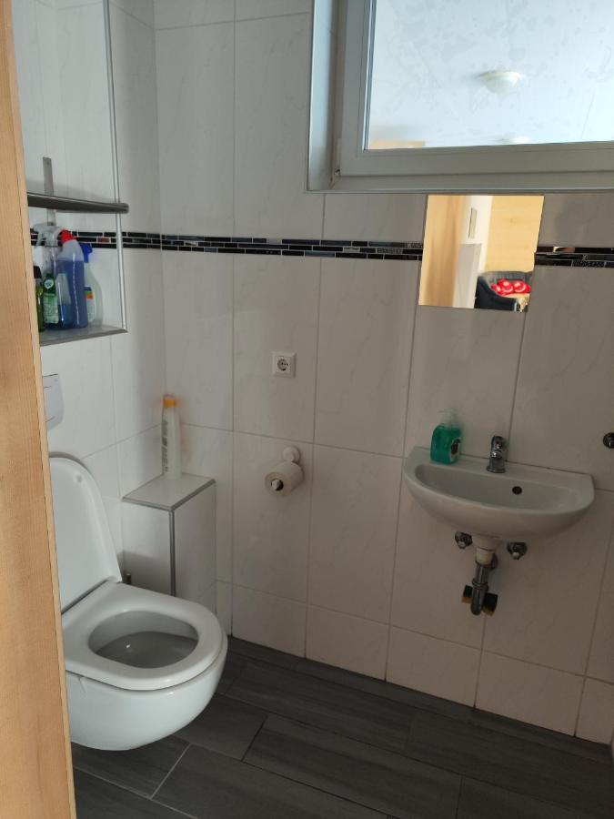Erdgeschoss Wohnung Nahe Flughafen Viena Exterior foto